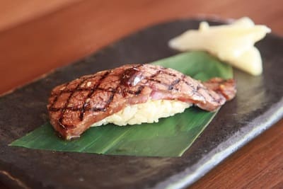 「Gaku Robata Grill」の日本産和牛のすし。繊細かつ濃厚な味の和牛は酢飯との相性も抜群