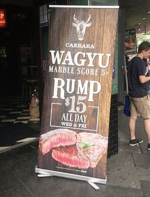 今や街中でも「WAGYU」の文字はよく見られるようになっている