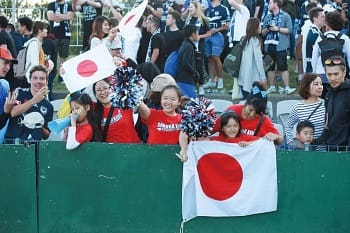 試合には多くの日本人も多く駆け付け、スタンドからは日の丸が振られた（Photo: Kazuya Baba）