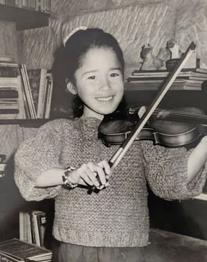 1日に6時間も練習するほどバイオリンに熱中していた幼少時代のタグチさん（写真提供：クミ･タグチさん）