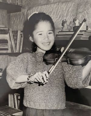 1日に6時間も練習するほどバイオリンに熱中していた幼少時代のタグチさん(写真提供:クミ・タグチさん)