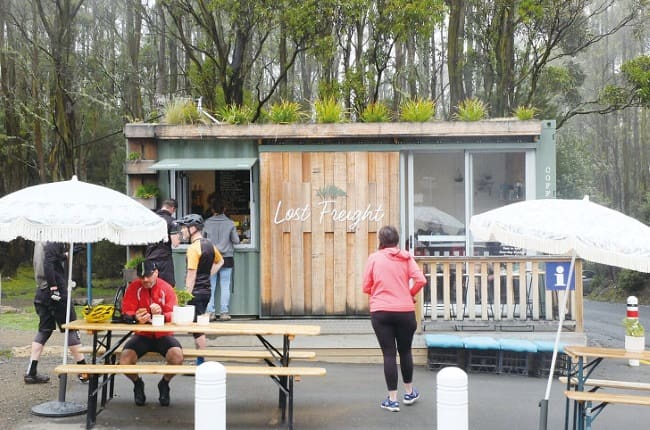 カフェは自然に溶け込むように佇んでいる