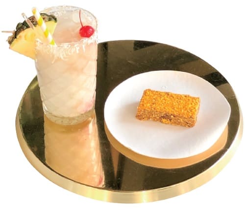 夏にぴったりのドリンク「Summer Frappe」（$9.8）と、ユニークなマンゴー風味の「Turmeric & Mango Grow Bar」（$5.5）はトロピカルな組み合わせ