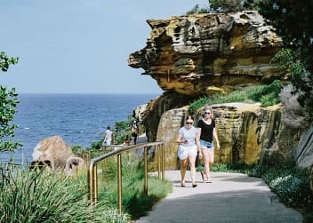 毎年10月に行われる屋外アート･イベント「Sculpture by the Sea」の時期には一層盛り上がるタマラマ･ビーチまで続くコースタル･ウォーク（MAP A）