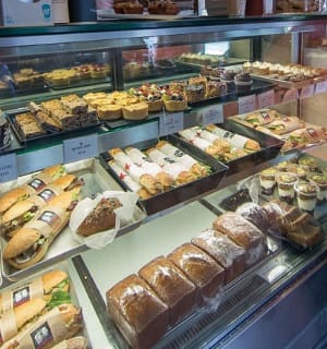 多種多様なパンやペイストリーが店頭に並ぶ