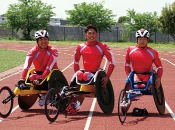 選手でありながら佐藤友祈選手（左）と生馬知季選手（右）の2人の若手を指導。3人で東京の舞台に立つことを目指す（ⓒWORLD-AC）