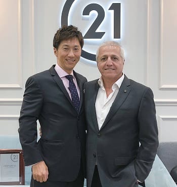 天池氏（左）とセンチュリー21オーストラリアCEO、チャールズ･タービー氏オープンして8カ月のまだ若い支店で