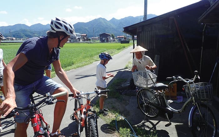 サイクリング･ツアーを楽しむ外国人観光客