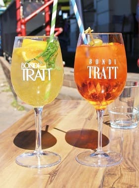 柑橘の風味とオリーブの塩気が大人な味わいの「Aperol Spritz」（$16.5）と体に優しいエルダーフラワーのモクテル「Elderflower Soda Punch」（$11）