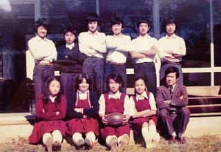 中学2年時の写真（1976年）。前列一番右の当時の担任･小野善寛先生の隣が原田さん