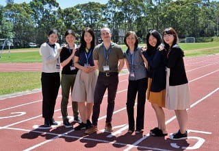 2019年2月、神戸女学院大学の学生たちとSJISを訪問。右から3番目が原田さん