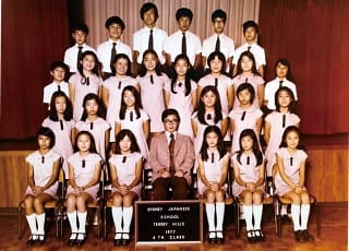 小学部6年生の集合写真（1977年）。前から2列目の一番左が守屋さん