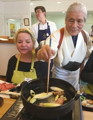 すき焼きを調理する出倉氏