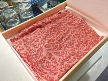 すき焼きに使用された日本産和牛のスライス