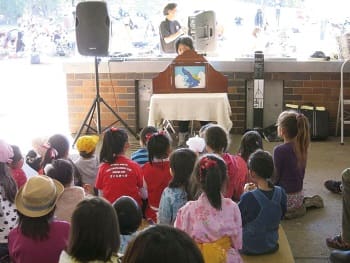 昨年行われた同イベントで紙芝居に夢中になる子どもたち