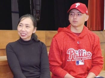インタビューに答えるゲスナー投手と母･多恵さん（左）（シドニー日本人国際学校、6月17日、筆者撮影）