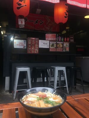 日本の屋台のような雰囲気で食べられるのがうれしいWok & Noodle Bar