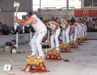 丸太を切る技術が競われるウッド･チョップ･コンペティション