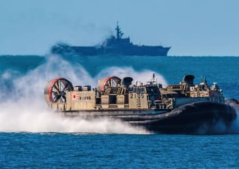 米豪実働訓練タリスマン･セイバー19で訓練を行う海上自衛隊のエア･クッション艇（LCAC）（写真提供：豪国防省）