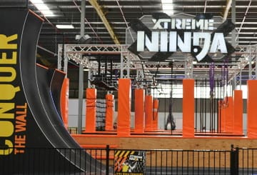 オーストラリアで大人気のテレビ番組「NinjaWarrior」を実際に体験できるコースに挑戦してみよう