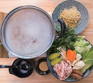 締めにはラーメンも味わえる