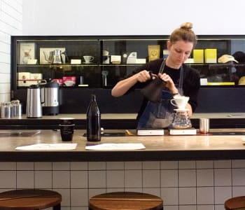 バー･カウンターでハンド･ドリップを行う店長のコビさん