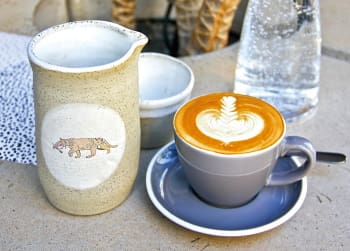 同店自慢のフィルター･コーヒーは特注の陶器で提供される