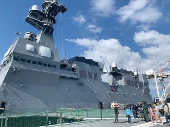 仮キャプション：ブリスベン港に寄稿した護衛艦「いせ」（Photo: ブリスベン総領事館提供）