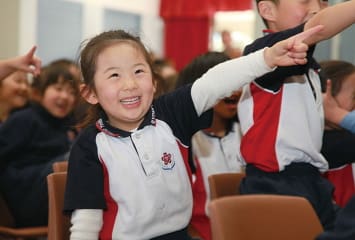 笑子さんのパフォーマンスに子どもたちも大はしゃぎ