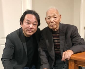 「カウラ事件」を経験した元日本人捕虜の村上輝夫さん（99）と筆者（カウラ8月4日）