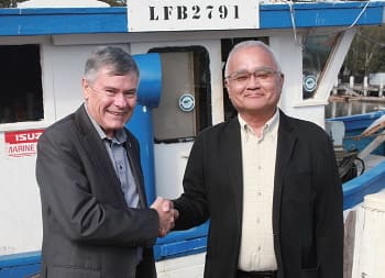 握手を交わす元築地市場場長の森本博行氏（右）とシドニー･フィッシュ･マーケット･ゼネラル･マネジャーのブライアン･スケッパー氏