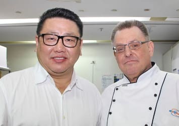 MASUYA INTERNATIONAL代表のケン定松氏（左）と「Evolution Hospitality Institute」創立者スチュアート･ペイジ氏