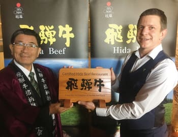 吉田知事（左）よりドナルド氏に飛騨牛海外推奨店の銘板が贈呈された（飛騨牛海外推奨店の認定式、14日）