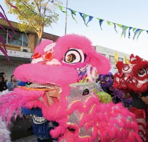 9月8日の中秋節の祭りでは、鮮やかな極彩食をまとった獅子舞がストリートを練り歩いた