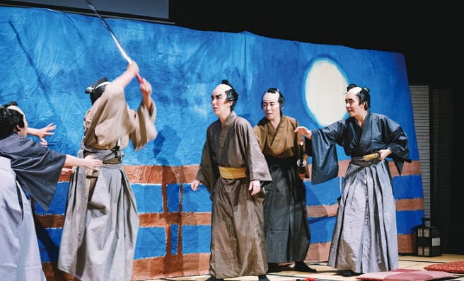 歌舞伎の舞台に立つ留学生ら（Photo: Luke Vertessy）