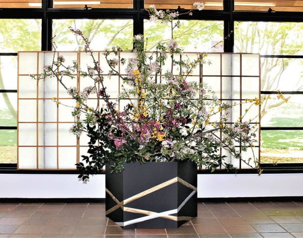 カウラ日本庭園の開園40周年を祝い中野邦子氏が園内の花材を生け込んだ迎え花