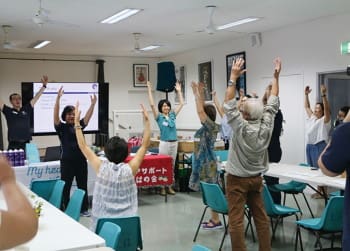 ココナッツ体操というアクティビティで体を動かす参加者（Photo: Taka Uematsu)