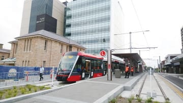 終着のランドウィック駅に停車するライト･レールの車両