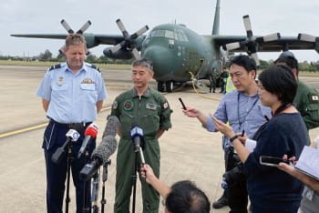 航空自衛隊C130H輸送機の前で記者会見する太田将史1等空佐（1月16日、リッチモンド豪空軍基地、筆者撮影）