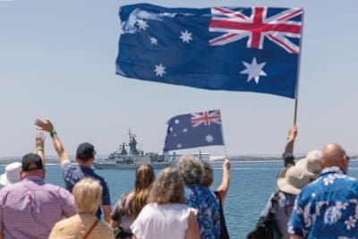出航する「HMASトゥウーンバ」を見送る海軍兵の家族＝1月13日、WA州ガーデン島の海軍基地（Photo: Royal Australian Navy）