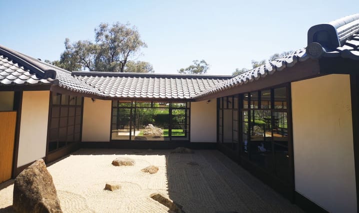 石州瓦の葺き替えを完了したカウラ日本庭園の文化センター