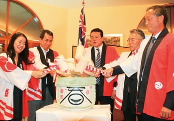 ブリスベン、ゴールドコーストの日系各団体の代表者による鏡割りでオーストラリア産の日本酒が振る舞われた（Photo: Taka Uematsu)