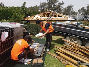 屋根瓦の葺き替え施工はオーストラリアの職人が担当した