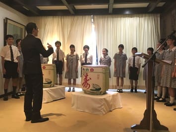 日豪の国歌を斉唱するシドニー日本人国際学校の児童ら