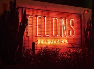 囚人の逸話に由来を持つ「FELONS」という店名。逸話を知った上で目にするロゴの重みは違う