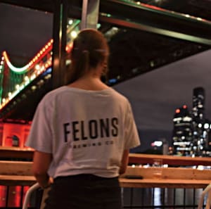 「FELONS」の字を背中に掲げて動き回るスタッフはどこか楽しそうだ