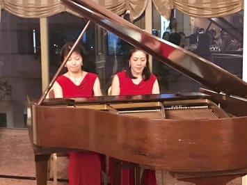 ピアノ演奏を披露した「Duo A&K」