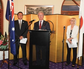 祝辞を述べるポールデ･ジャージーQLD州総督（中央／写真提供：在ブリスベン日本国総領事館）