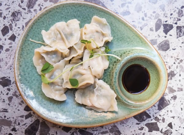 筆者の一押し、Prawn, Pork + Chive Dumplings（海老、豚肉+チャイブの水餃子$14.98）