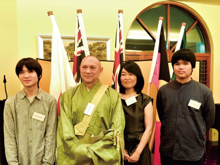 今年6月の在外公館長表彰式典で、妻の陽子さん、2人の息子たちと（写真＝本人提供）